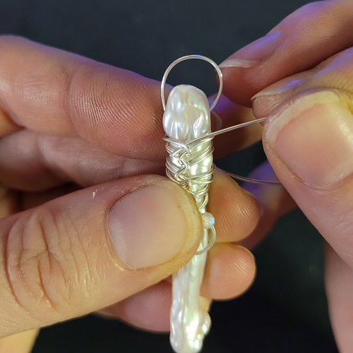 Jennifer Brooks's Glass and Ice Simple Woven Stick Pearl Necklace - , Contemporary Wire Jewelry, Wire Wrapping, Wrapping, Wire Wrapping Jewelry, Thread the wrapping wire through the top loop